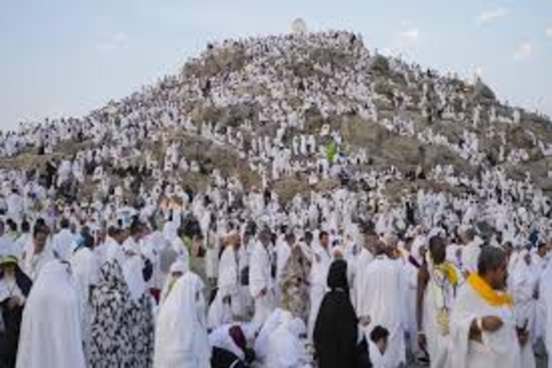 حجاج بيت الله الحرام يهبون لجبل عرفات