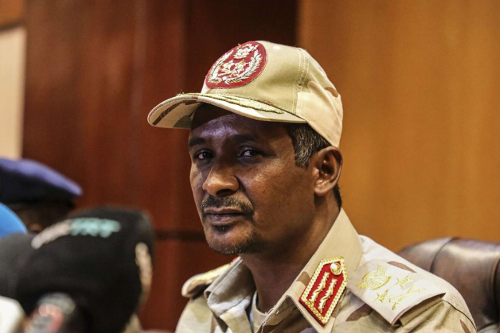 حميدتي يدعو لوقف الحرب في السودان مع تصاعد الخطاب بين طرفي الصراع