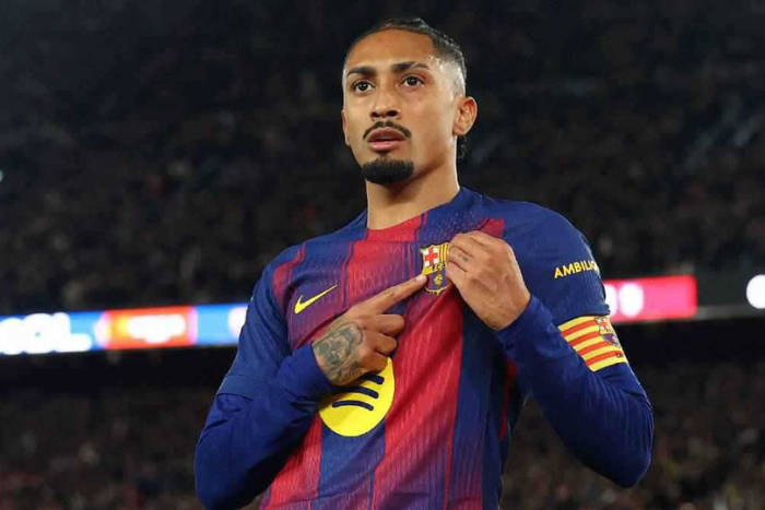 غموض مستقبل رافينيا مع برشلونة رغم ثقة فليك