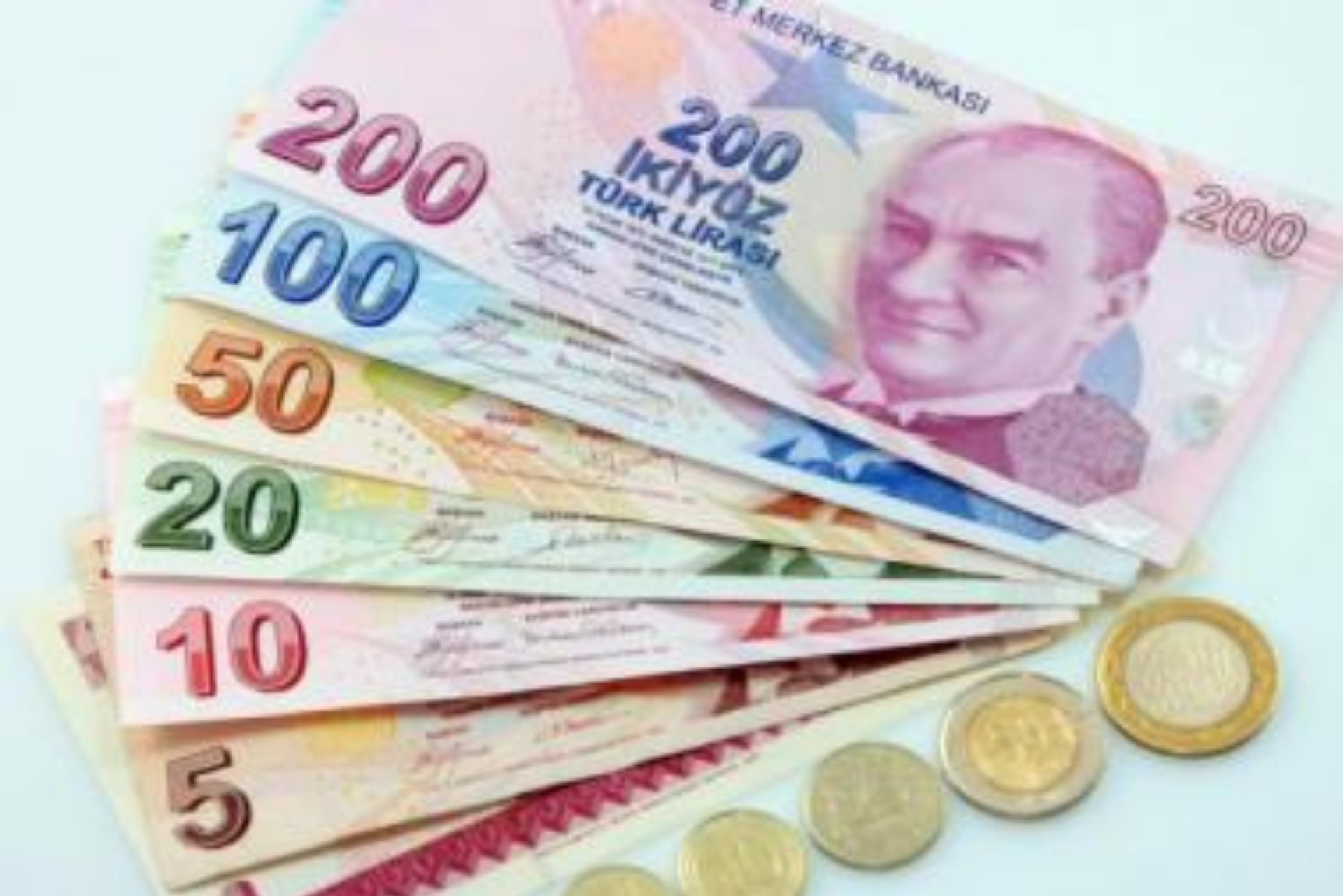 الليرة التركية تهبط إلى مستوى قياسي جديد وسط توتر سياسي وتدخلات لدعم العملة